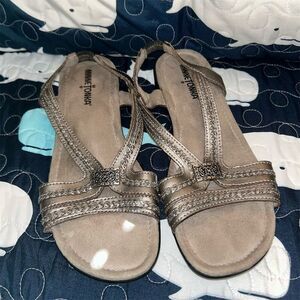 Minnetonka Women's Slingback Sandals silverish pewter Size 8 Casual Summer